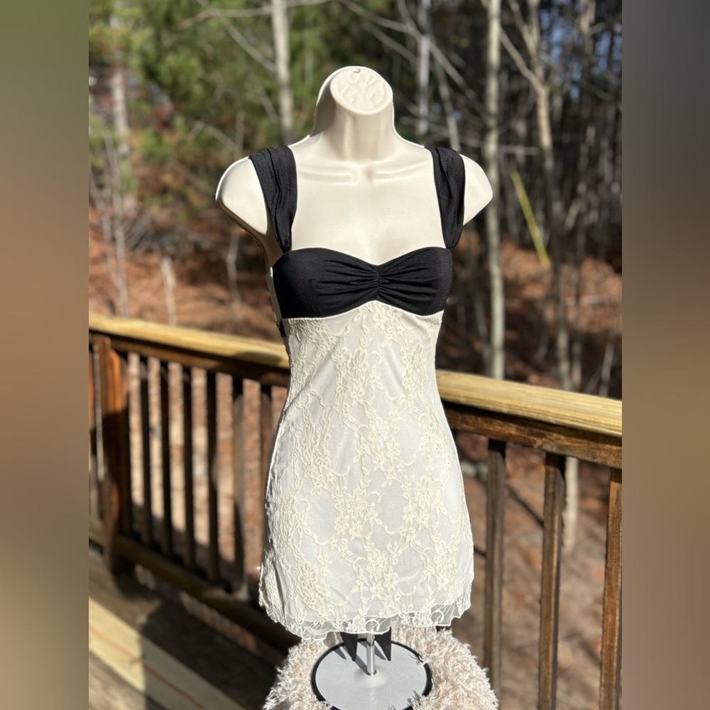 LUCY IN THE SKY
Two Toned Lace Dress in Black and Cream, size XS